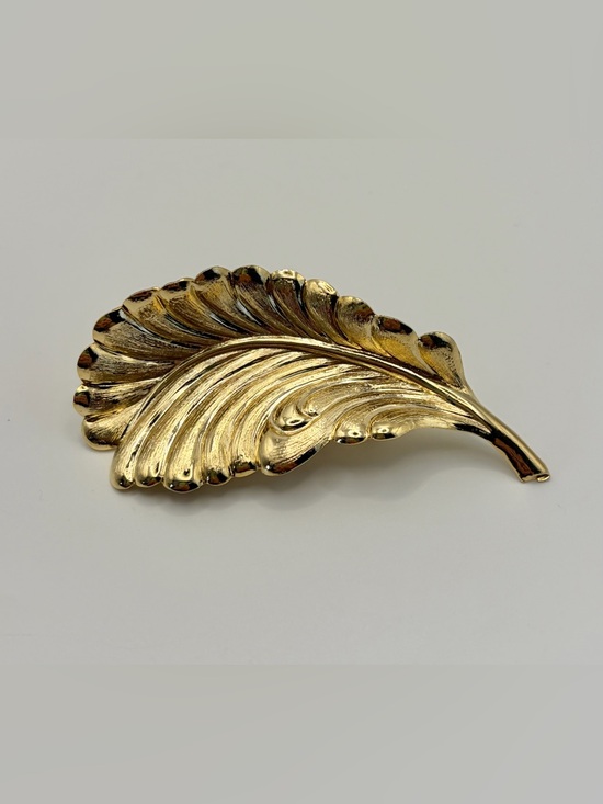 Jewelry - Gold Tone Lettuce Leaf Brooch